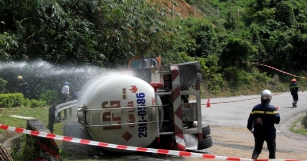 Đà Nẵng: Lật xe chở bồn gas trên đèo Hải Vân, tài xế… hết hồn