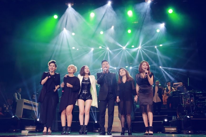 Tuấn Hưng c&ugrave;ng c&aacute;c tr&ograve; cưng trong Team Thevoice 2015 cất vang b&agrave;i h&aacute;t