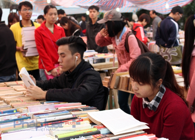 Giới trẻ hào hứng nghe hát ca trù ở chợ sách cũ Hà thành