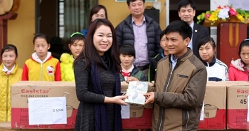 Giảng viên Sư phạm tặng quà Xuân cho thầy trò miền núi Lào Cai