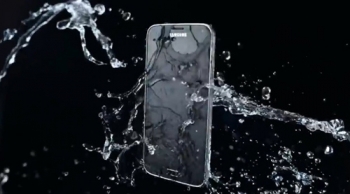 Galaxy S7 ngâm nước vô tư, iPhone 6s "đầu hàng"