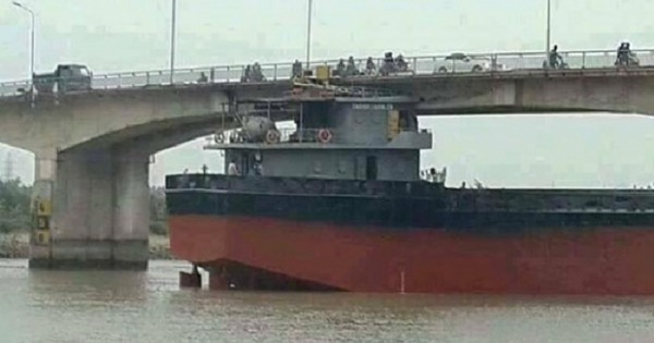 Bơm ngập nước vào tàu 3.000 tấn để cứu cầu