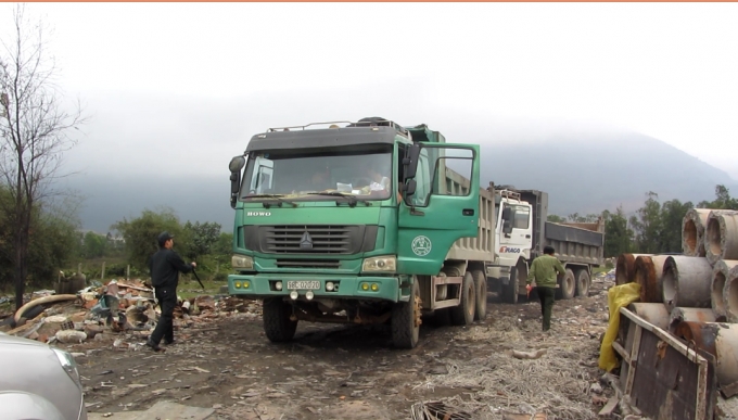 Xe trọng tải lớn đổ r&aacute;c trong vườn &ocirc;ng Nguyễn Tiến Bửu (Phường Kỳ Li&ecirc;n) bị bắt giữ.