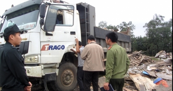 Hà Tĩnh:  “Bắt tại trận” xe tuồn rác thải của Khu công nghiệp Formosa ra môi trường