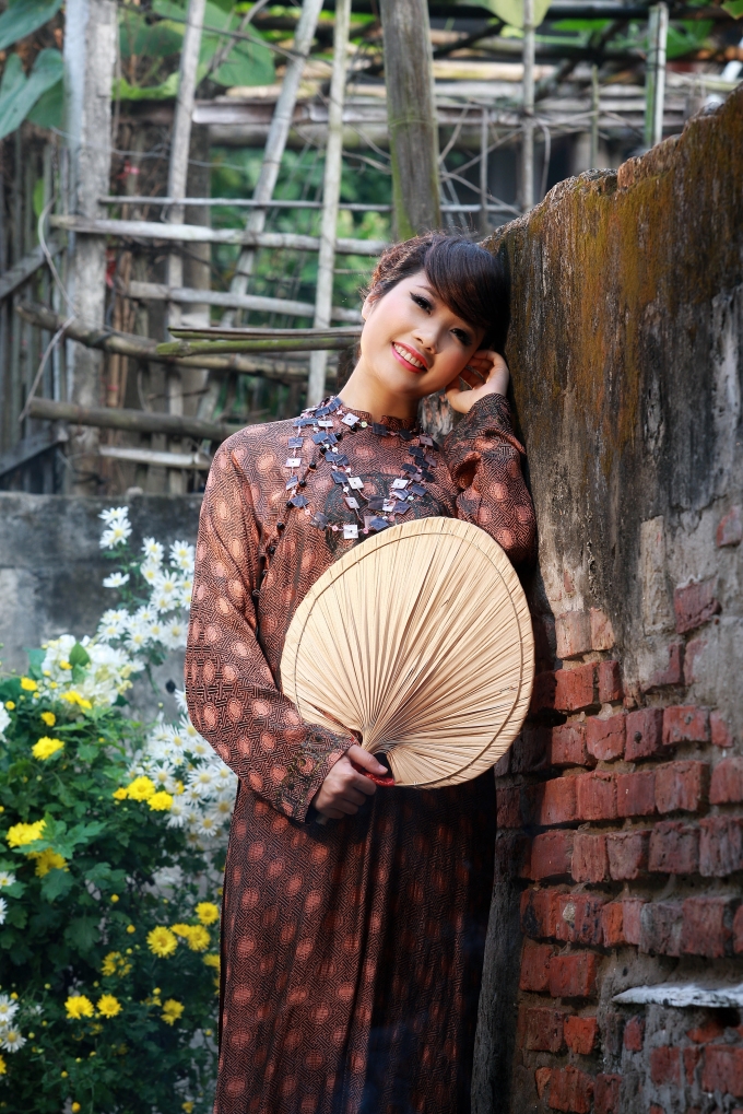 Trần Hồng Nhung -&nbsp;nữ ca sỹ giải Nh&igrave; d&ograve;ng nhạc th&iacute;nh ph&ograve;ng Sao Mai 2009.