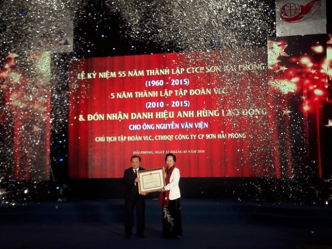Ph&oacute; chủ tịch nước Nguyễn Thị Doan trao danh hiệu Anh h&ugrave;ng Lao động cho &ocirc;ng Nguyễn Văn Viện.