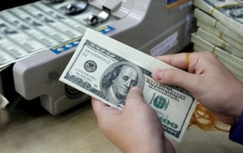Tỷ giá trung tâm giảm mạnh, giá USD ngân hàng vẫn “án binh bất động”