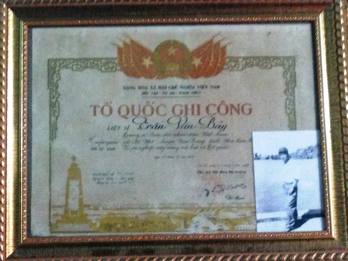 Bằng Tổ quốc ghi c&ocirc;ng Liệt sĩ Trần Văn Bảy.