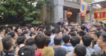 Clip: Hàng trăm trai làng Hà Nội xô đẩy tranh giành nhau... một cây bông