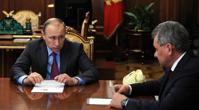 Tổng thống Nga Vladimir Putin v&agrave; Bộ trưởng Quốc ph&ograve;ng Sergey Shoigu. (Ảnh: R.T)