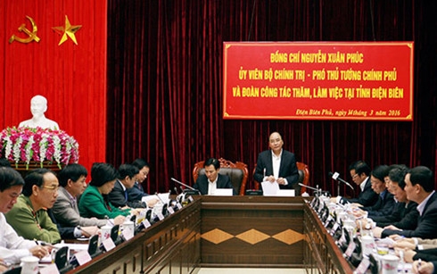 Ph&oacute; Thủ tướng Ch&iacute;nh phủ Nguyễn Xu&acirc;n Ph&uacute;c l&agrave;m việc tại Điện Bi&ecirc;n.