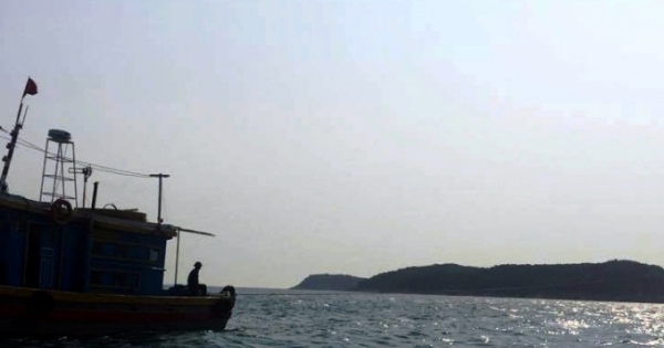 Quảng Nam: Lai dắt tàu cá ngư dân vào đất liền an toàn