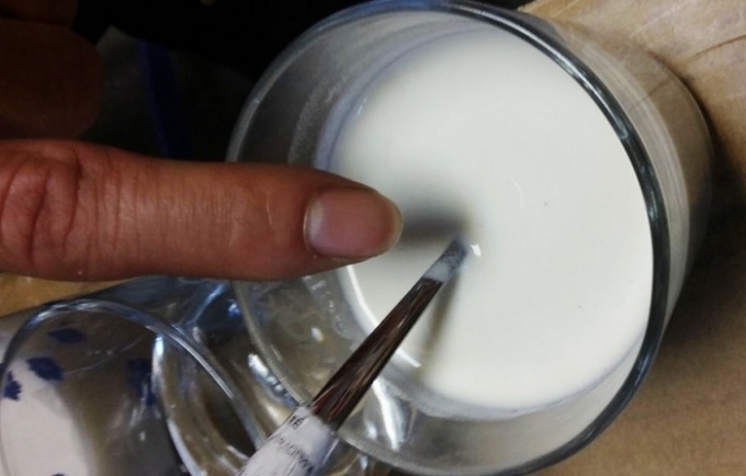 Cốc sữa PediaSure nổi vẩn đen khi pha.