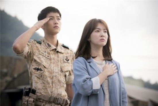 Song Joong Ki v&agrave; Song Hye Kyo trong Hậu duệ của Mặt Trời.