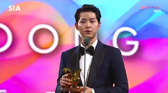 Song Joong Ki tại lễ trao giải Style Icon Awards 2016 (SIA 2016).