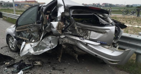 Xế hộp bẹp rúm sau tai nạn kinh hoàng trên cao tốc Hà Nội - Hải Phòng