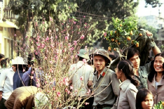 Ảnh Michel Blanchard chụp người d&acirc;n H&agrave; Nội đi mua hoa ng&agrave;y Tết tại chợ Đồng Xu&acirc;n năm 1982