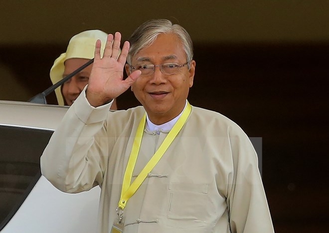 T&acirc;n Tổng thống Htin Kyaw rời Quốc hội ở Naypyidaw sau khi đắc cử ng&agrave;y 15/3. (Ảnh: Internet)