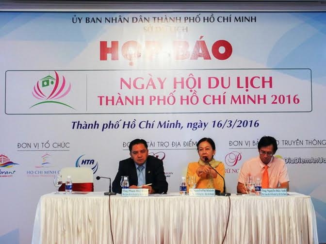 B&agrave; Nguyễn Thị Kh&aacute;nh (giữa), Ph&oacute; chủ tịch Hiệp hội Du lịch TPHCM ph&aacute;t biểu.