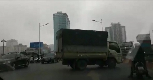 Hà Nội: Bức xúc xe tải ngang nhiên quay đầu trên cầu vượt Nguyễn Chí Thanh