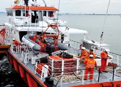Cứu 9 ngư dân Quảng Ngãi bị chìm tàu cá trên biển