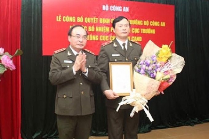 Thứ trưởng B&ugrave;i Quang Bền trao Quyết định bổ nhiệm cho Thiếu tướng B&ugrave;i Minh Gi&aacute;m.
