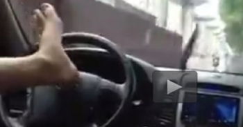 Sửng sốt clip nam thanh niên dùng chân lái xe giữa đường Hà Nội