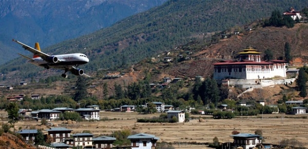 Bhutan chỉ c&oacute; một s&acirc;n bay quốc tế duy nhất v&agrave; cũng l&agrave; s&acirc;n bay kh&oacute; hạ c&aacute;nh nhất thế giới. Ảnh: internet.
