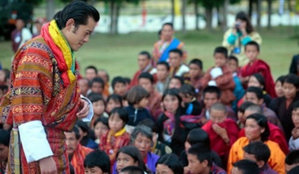 Quốc vương Bhutan rất quan t&acirc;m,chăm lo đến cuộc sống của người d&acirc;n. Ảnh: internet.