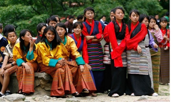 Những nụ cười hạnh ph&uacute;c c&oacute; thể nhận thấy tr&ecirc;n khu&ocirc;n mặt của những người d&acirc;n Bhutan. Ảnh: internet.