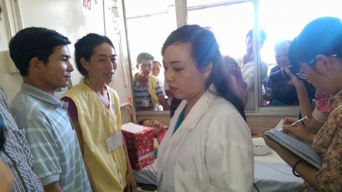 Bộ trưởng Nguyễn Thị Kim Tiến đ&atilde; trực tiếp đến thăm hỏi động vi&ecirc;n v&agrave; tặng qu&agrave; cho nữ sinh H&agrave; Vi