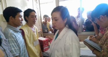 Bộ trưởng Y tế thăm nữ sinh bị cưa chân do bác sĩ tắc trách