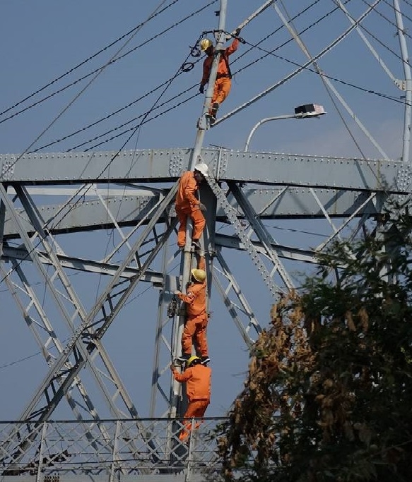 Điện lực TP Bi&ecirc;n H&ograve;a t&igrave;m c&aacute;ch cắt điện do trụ điện bị nghi&ecirc;ng sau sự cố.