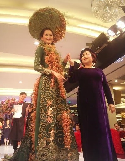 B&agrave; Mai Hoa, chủ tịch sự kiện v&agrave; người mẫu tr&igrave;nh diễn sản phẩm đạt giải nhất cuộc thi.