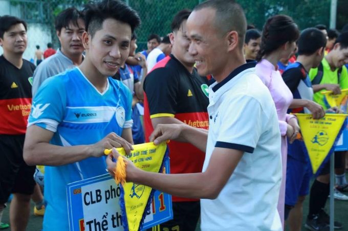 Ban tổ chức trao cờ lưu niệm cho c&aacute;c đội tham dự giải.