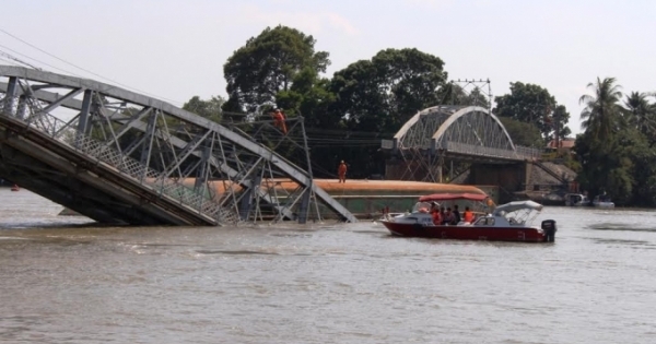 Vụ sập cầu Ghềnh: Đầu kéo sà lan 800 tấn có thể gây nổ