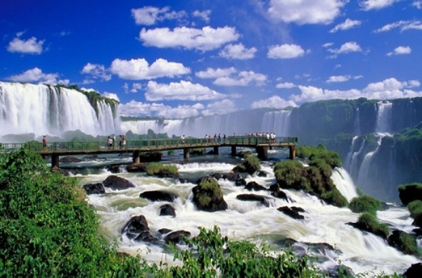 Th&aacute;c Iguazu l&agrave; một trong những th&aacute;c nước thi&ecirc;n nhi&ecirc;n h&ugrave;ng vĩ, cao ngoạn mục, được nhiều du kh&aacute;ch đến thăm nhất Nam Mỹ. Ảnh: internet.