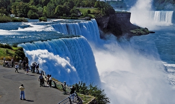 Th&aacute;c Niagara nằm tr&ecirc;n s&ocirc;ng Niagara thuộc đường bi&ecirc;n giới giữa Mỹ v&agrave; Canada. Ảnh: internet.