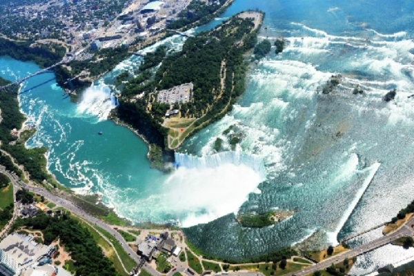Th&aacute;c Niagara được hợp th&agrave;nh bởi 3 ngọn th&aacute;c kh&aacute;c nhau. Ảnh: internet.