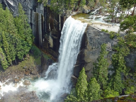 Th&aacute;c Yosemite l&agrave; th&aacute;c nước cao nhất v&ugrave;ng Bắc Mỹ. Ảnh: internet.