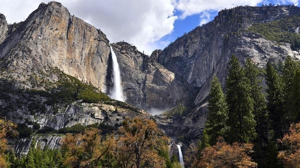 Vẻ đẹp h&ugrave;ng vĩ của th&aacute;c Yosemite như một kiệt t&aacute;c của tạo h&oacute;a. Ảnh: internet.