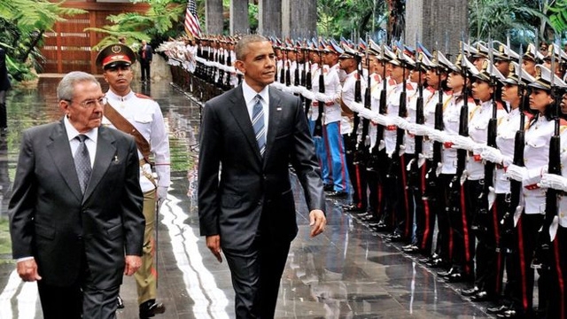 &Ocirc;ng Obama duyệt đội danh dự tại Cung điện C&aacute;ch mạng ở thủ đ&ocirc; La Habana (Ảnh: AFP)