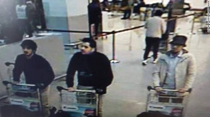 Ba người nghi phạm đầu ti&ecirc;n trong vụ tấn c&ocirc;ng s&acirc;n bay ở Brussels. (Ảnh: CNN)