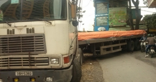 Hà Nội: Xe container chắn ngang đường khiến giao thông hỗn loạn