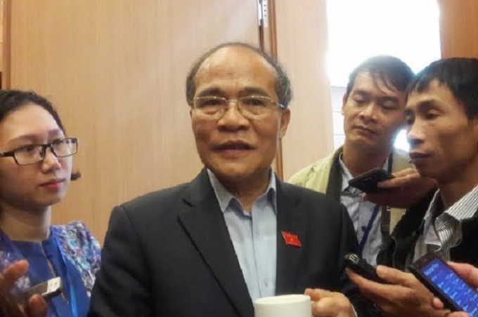Chủ tịch QH Nguyễn Sinh H&ugrave;ng trao đổi với b&aacute;o ch&iacute; s&aacute;ng nay.