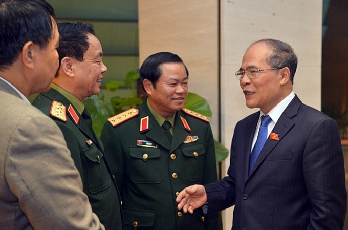 Chủ tịch QH Nguyễn Sinh H&ugrave;ng trao đổi với ĐBQH. Ảnh: Phạm Hải.