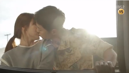 Fan “chết ngất” với 2 nụ hôn cháy bỏng  của Song Joong Ki và Song Hye Kyo