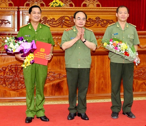 Đại t&aacute; Nguyễn Hải Sơn (b&igrave;a phải) nhận nhiệm vụ ph&oacute; tổng cục trưởng Tổng cục V.