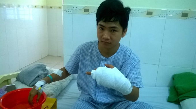 Anh Sang với vết thương nặng ở tay.