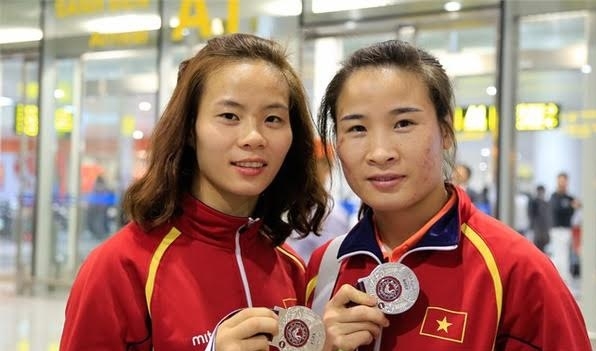 Lụa (phải), Hằng (tr&aacute;i) - 2 VĐV của Quốc Oai đều gi&agrave;nh v&eacute; tham dự Olympic.( Ảnh:VTV)